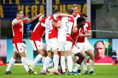 Slávisté slaví gól v zápase LM Inter MIlán - Slavia Praha