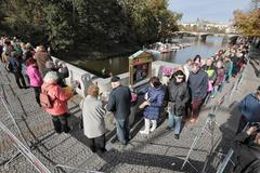 Fronta na rozloučení s Karlem Gottem slábne, sahá sotva do půlky mostu Legií