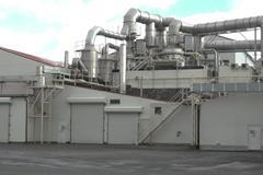 Jako když strčíte hlavu do pytle s granulemi. Západ Prahy si stěžuje na zápach z továrny