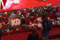 Žofín se plní květinami pro mistra. Do paláce stále proudí davy lidí