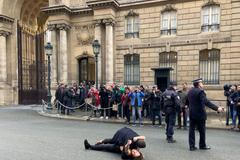 Aktivistka v Paříži protestuje proti Vladimiru Putinovi