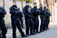 Policisté před synagogou v Halle, kde útočník zastřelil ženu.