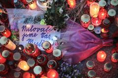 Svíčky před vilou Bertramka - Karel Gott, pět dní po úmrtí