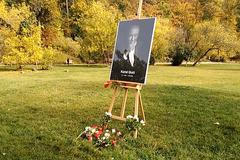 S Karlem Gottem se loučí lidé i v Kinského zahradě