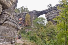 ŽIVĚ: Pravčická brána přežila, požár ale stále není pod kontrolou. Jaké budou dopady?