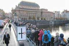 Do Prahy přijíždí davy fanoušků Karla Gotta. Ti skalní na Žofíně i nocovali