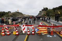 Členové hnutí Demokratická tsunami blokují hraniční přechod La Jonquera.