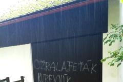 Posprejovaná vrata Havlovy chalupy v Hrádečku