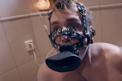 Raper Řezník dodržel slib. Na jeho komedii Párty Hárd se vydrží dívat silné povahy