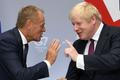Donald Tusk a Boris Johnson na G7 v Biarritz, srpen 2019