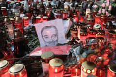 Svíčky před vilou Bertramka - Karel Gott, pět dní po úmrtí