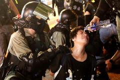 Policejní zákrok proti protestujícím v Hong Kongu