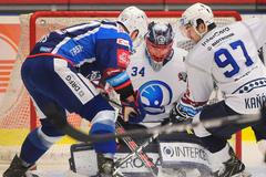 Pavel Jenyš z Brna, brankář Plzně Dominik Frodl a Lukáš Kaňák z Plzně v zápase 25. kola extraligy