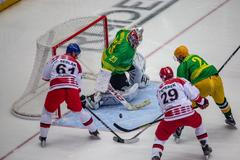 90 let třineckého hokeje: Exhibice Třinec - Vsetín: Vsetínský brankář Roman Čechmánek řeší šanci Třince
