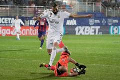 Karim Benzema z Realu v souboji s gólmanem Eibaru Marko Dmitrovičem