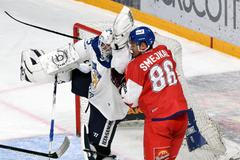 Juho Olkinuora a Jiří Smejkal v zápase Finsko - Česko na Karjala Cupu 2019