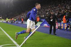 Leicesterský útočník Jamie Vardy slaví branku v síti Arsenalu