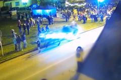 Koně táhnoucí saně s Mikulášem se splašili, srazili malou dívku