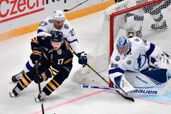 Vladimír Sobotka z Buffala (17) a hráči Tampy Bay Ryan McDonagh a Andrei Vasilevský v zápase NHL.