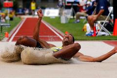 Dálkař Christian Taylor dopadá do písku na americké olympijské kvalifikaci v Eugene 2012.