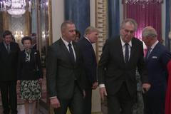 Zeman pozdravil královnu Alžbětu a utíkal před kamerami. V patách mu byl Trump
