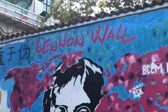 Lennonova zeď v Praze se přeměnila na venkovní galerii, sprejování je tu zakázané