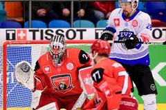 1. utkání čtvrtfinále hokejové Ligy mistrů 2019/20, Hradec Králové - Zug: Marek Mazanec v akci (před ním Yannick Lennart-Albrecht a Richard Nedomlel)