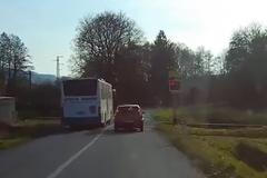 Autobus projel červenou na nechráněném přejezdu u Moravské Třebové