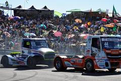 Adam Lacko (55) stíhá německou pilotku Steffi Halmovou v prvním závodě v Jaramě