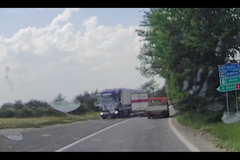 Nebezpečný předjíždějící řidič u Staré Boleslavi