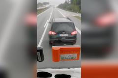 Německé auto vybržďovalo české řidiče kamionu. Ti se ho pokusili „cvaknout“