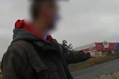 Opilý řidič nabízel řidičům úplatek, jel v protisměru