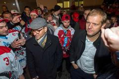 Primátor Pardubic Martin Charvát (vlevo) a sportovní manažer Dušan Salfický mezi fanoušky Dynama