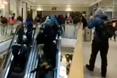 Šílenci v Jablonci. Lidé sprintovali po eskalátorech kvůli levným mobilům