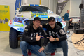 David Křípal a Tomáš Ouředníček pózují před Fordem Ranger určeným pro Rallye Dakar 2020
