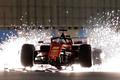 Sebastian Vettel právě přišel o přední spoiler svého Ferrari ve Velké ceně Bahrajnu 2019