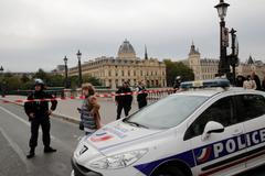 Policisté před policejní prefekturou v Paříži, kde došlo k útoku.