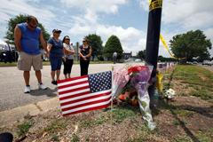 Lidé ve Virginia Beach přišli uctít oběti střelby, červen 2019.