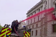 Symbolická krevní lázeň pro ochranu klimatu