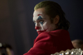 Joker překračuje hranici snesitelnosti. Jedinečný výkon Joaquina Phoenixe je oscarový