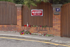 Přímý přenos od vily Bertramka, kde v rodinném kruhu zemřel zpěvák Karel Gott