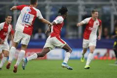 Peter Olayinka slaví gól v zápase LM Inter Milán - Slavia Praha