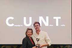 Katie Hopkinsová, Josh Pieters, vtip, prank, ceremoniál