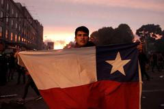 Jeden z demonstrantů v Chile.