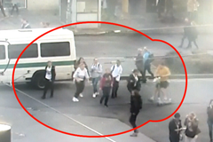 Opilý cizinec vrazil na sdílené koloběžce do skupinky turistů