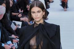 Dceru Cindy Crawford zradila průhledná halenka. Na mole tak předvedla i bradavku