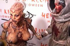 Děsivá Heidi Klumová. Svlékla se do masky zdivočelé mimozemšťanky