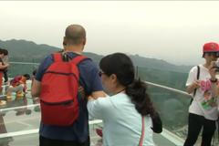 Prosklená vyhlídka Shilingxia nad údolím má pomoci lidem vyděšeným z výšek