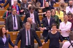 Europoslanci se objímali a brečeli. Britům na rozloučenou zazpívali skotskou lidovku