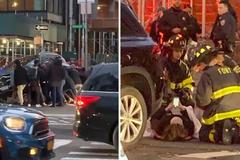 Lidé zvedali SUV, aby osvobodili přejetou ženu. Ta i při ošetření myslela na svůj mobil